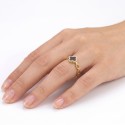 Ansicht des handschriftlichen Rings einer Frau, die den Brillanz der goldenen Verbindungen und der Tiefe des Klee hervorhebt