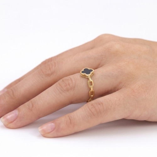 Primo piano di questo anello di maglia marina con trifoglio nero che raggiunge il dito di una donna illustrando la sua vestibili