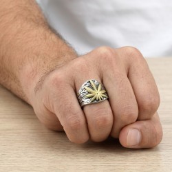 Anello per manopola moderna e ampia per uomo in acciaio inossidabile con un foglio di cannabis dorato in rilievo 2
