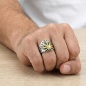 Ritter Cannabis-Blatt mit dem Finger eines Mannes getragen, der den raffinierten Ring unter der Handfläche und innen glatt darst