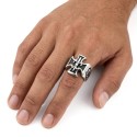 Chevalière à l'effigie de la croix de malte portée à l'index ou au majeur d'un homme pour un style affirmé, chic et élégant