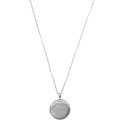 Vue détaillée du pendentif montrant la finesse du motif de fleurs vintage gravé sur l'acier poli