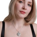 Collier avec médaillon floral porté au cou d'une femme pour un style romantique, élégant et intemporel