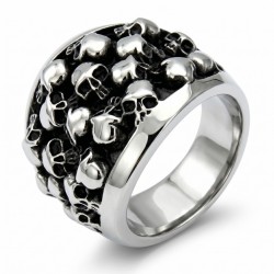 Anello da maglieria moderno e ampio per acciaio inossidabile ornato con un cluster di Multi teschi di morte