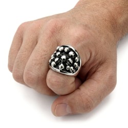 Anello da maglieria moderno e ampio per acciaio inossidabile ornato con un cluster di Multi teschi di morte 2