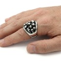 Nahaufnahme des Handtringrings, die die Brillanz von Stahl auf der Oberseite der Schädel unter Licht hervorhebt