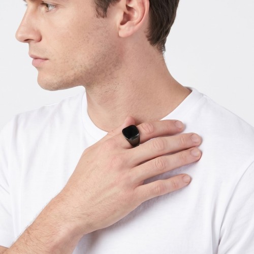 Manopola quadrata nera personalizzabile trasportata da un uomo per uno stile minimalista, maschile e moderno