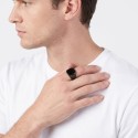 Manopola quadrata nera personalizzabile trasportata da un uomo per uno stile minimalista, maschile e moderno