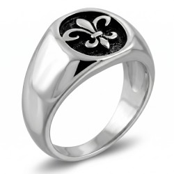 Bague chevalière moderne et large pour homme en acier inoxydable avec une fleur de lys polie sur fond noirci sur fond blanc