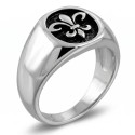 Bague chevalière moderne et large pour homme en acier inoxydable avec une fleur de lys polie sur fond noirci sur fond blanc