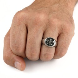 Bague chevalière moderne et large pour homme en acier inoxydable avec une fleur de lys polie sur fond noirci sur fond blanc 2