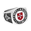 Anello a maglia moderno e ampio per acciaio inossidabile con scudo rosso e croce di Malta su sfondo bianco puro