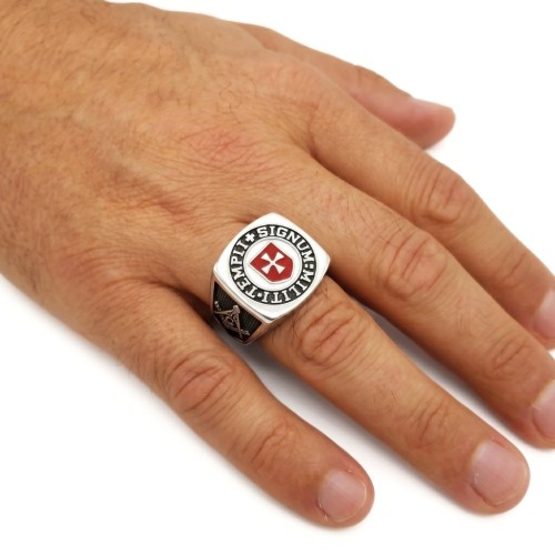 VIEW OF THE RING KNOWN TEMPLIER FREE MAN FOR MAN IN STAINLESS STEEL WITH RED Shield and Malta Cross