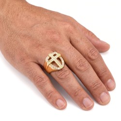 Bague chevalière moderne pour homme en acier inoxydable doré ornée d'une croix blason en bouclier et de faux diamants 2
