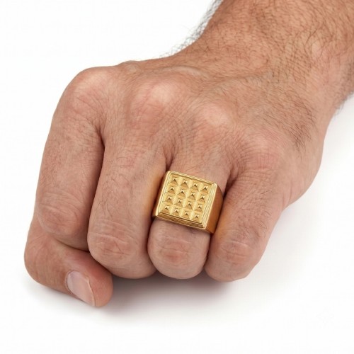 Handschriftlicher Ring, der die Reflexionen des Lichts auf den mehreren Facetten goldener Pyramiden hervorhebt