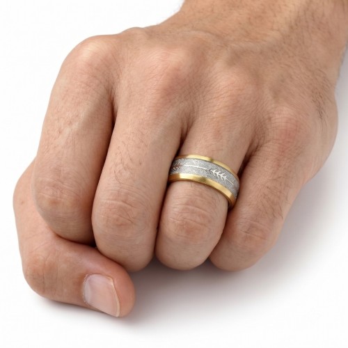 Bague avec flèche et imitation météorite portée par un homme pour symboliser un mariage ou un engagement avec un style unique