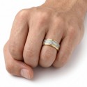 Bague avec flèche et imitation météorite portée par un homme pour symboliser un mariage ou un engagement avec un style unique