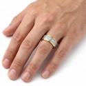 Bague imitation météorite portée à l'annulaire d'un homme pour symboliser un mariage ou un engagement avec un style audacieux