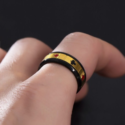 Anello del poker rotante indossato all'indice o in pollici di un uomo per uno stile affermato e un uso naturale anti-stress