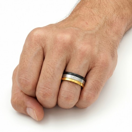 Anello tricolore in acciaio che illustra il suo interno completamente liscio per un comfort ottimale, per incisione laser person