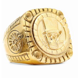 Grande anello moderno e molto ampio per gli uomini in acciaio dorato con un imponente testa di morte fumando un sigaro in riliev