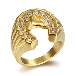 Bague chevalière moderne et large pour homme en acier doré avec tête de cheval et zirconiums sur la forme du fer