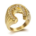 Anillo de punto moderno y amplio para hombres en acero dorado con cabeza de caballo y circonio en forma de hierro