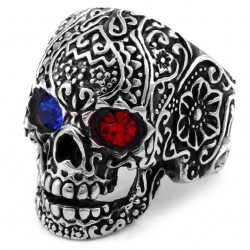 Anillo de motorista moderno y ancho para hombre en acero con cabeza de muerte con patrones tribales y ojos rojos y azules