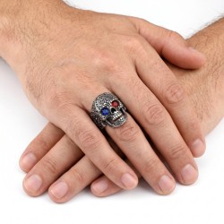 Anello da motociclista moderno e largo per uomo in acciaio con testa di morte con motivi tribali e occhi rossi e blu 2