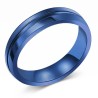 Anillo de hombre de acero inoxidable moderno y amplio con acabado completamente azul y banda central ranurada