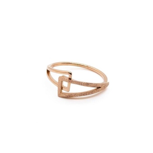 Planifique el anillo de triángulo de acero que muestra los reflejos matizados del acero de color de cobre y oro rosa bajo la luz