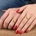 Signore anello di anelli in oro tungsteno indossato da un uomo e una donna per simboleggiare un'alleanza di nozze originale