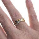 Goldene Stahlbündnis mit miteinander verbundenen Ringen, die von einer Frau getragen werden, um eine Vereinigung mit Brillanz un