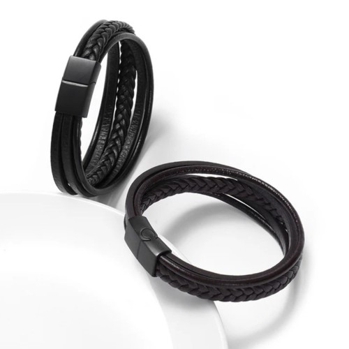 Gros plan sur le bracelet avec fermoir magnétique complètement lisses en acier inoxydable noir