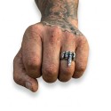 Ritter des Ehrenfingers mit dem geschlossenen Handgelenk eines Mannes, um einen Rebellen- und einen unabhängigen Stil anzuzeigen