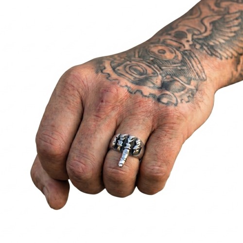 Handwriter Handhaber, die einen Mann skiiert, um Rebellenstil und Biker anzuzeigen
