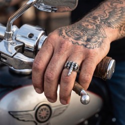 Bague chevalière pour homme style biker en acier inoxydable représentant un doigt d'honneur rebelle et provocateur 2