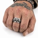 Tornando teste anello indossato da un uomo per uno stile roccioso, un motociclista e risolutamente maschile