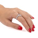 Schlangenförmiger Ring, der an ringförmig an der Frau getragen wird, für einen entschlossenen glamourösen, weiblichen und verfüh