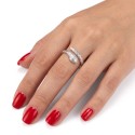 Anillo en forma de serpiente conducido por una mujer para un estilo resueltamente glamoroso, mujer y seductor