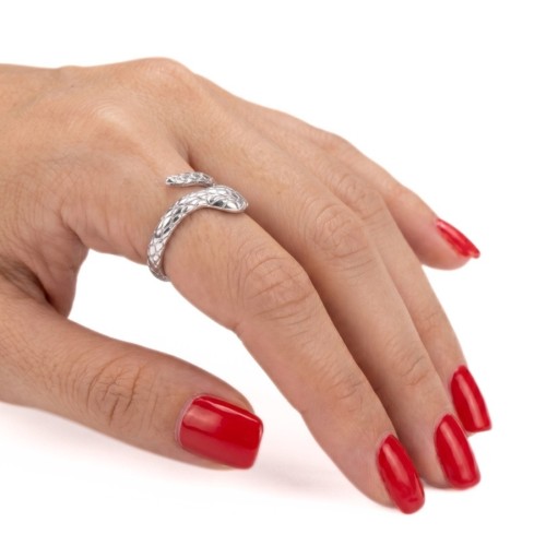 Anillo de serpiente de mujer que muestra la textura profunda de las escalas trazadas en acero inoxidable