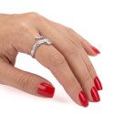 Anillo de serpiente de mujer que muestra la textura profunda de las escalas trazadas en acero inoxidable