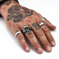 Anillo de perilla moderno y amplio para hombre en acero inoxidable en forma de cabeza de muerte con un escorpión dorado enmascar 2