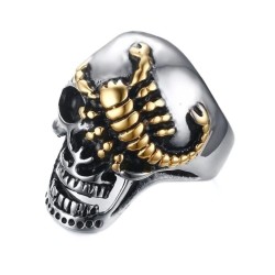 Moderner und breiter Knopfring für den Mann in Edelstahl-geformter Kopf des Todes mit einem goldenen Skorpion, der ein Auge mask