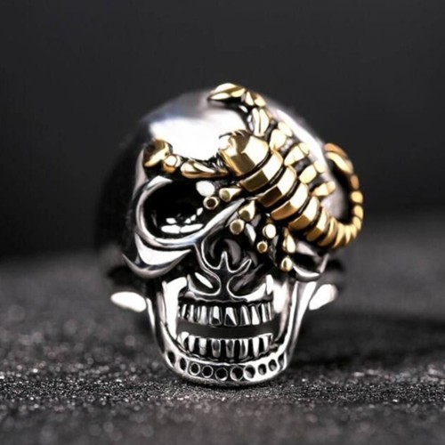 View of the ring showing the gloss of the golden ionization veneer of the contrasting scorpion with silver steel