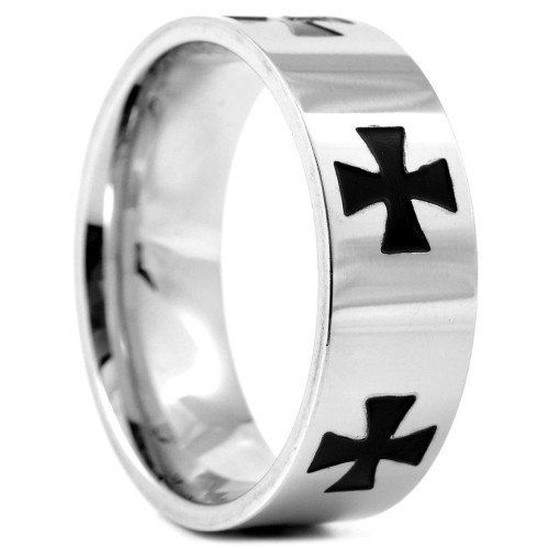 Vue de profil de la bague croix de chevalier mettant en valeur les motifs noirs contrastant avec l'acier inoxydable poli