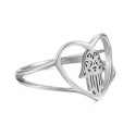 Mujer moderna con mujer en acero inoxidable plateado, tallado en forma de corazón, con forma de fatma protectora, mano