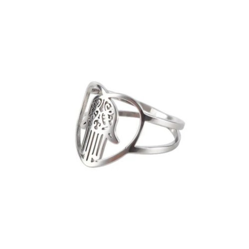 Fatma heart and hand ring brought to a woman's finger for a chic, elegant and protective style on a daily basis