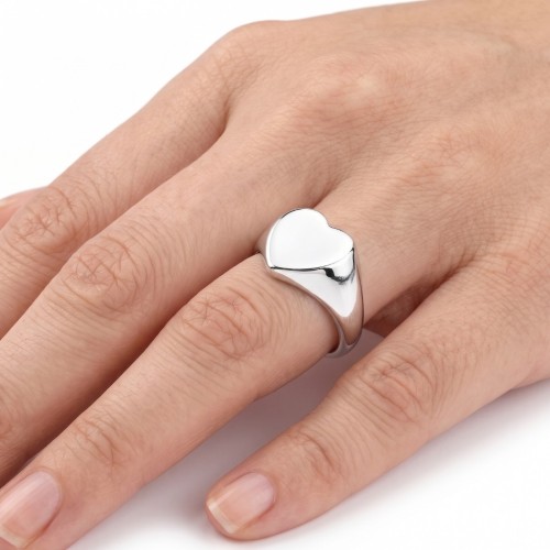 Chevalière en forme de cœur portée par une femme pour un style élégant, audacieux et romantique au quotidien