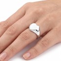 Chevalière en forme de cœur portée par une femme pour un style élégant, audacieux et romantique au quotidien